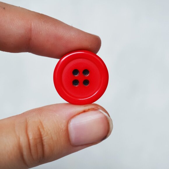 ❤️ Red Classic Button Pin - Picture 2 of 4